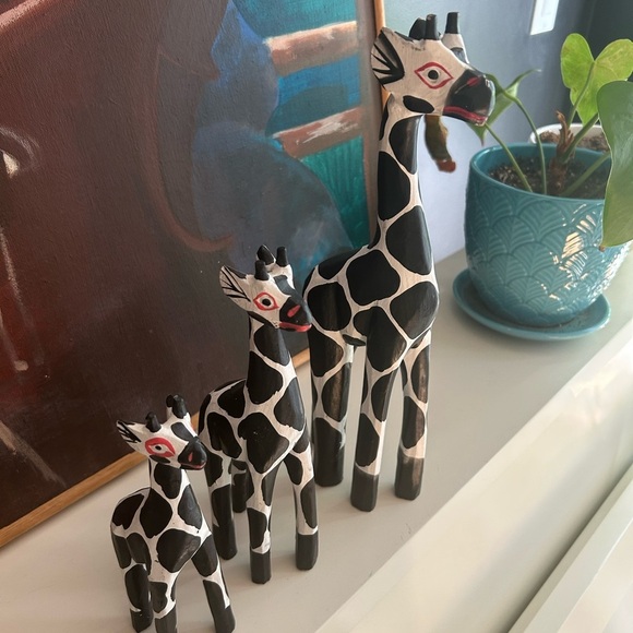 Vintage Handcrafted Black and White Giraffe Figurines Indonesia - Picture 2 of 16